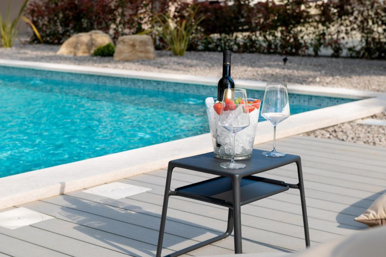 Luxury Villa Santa Cruz With Xl Pool And Jacuzzi Potpićan Exteriér fotografie